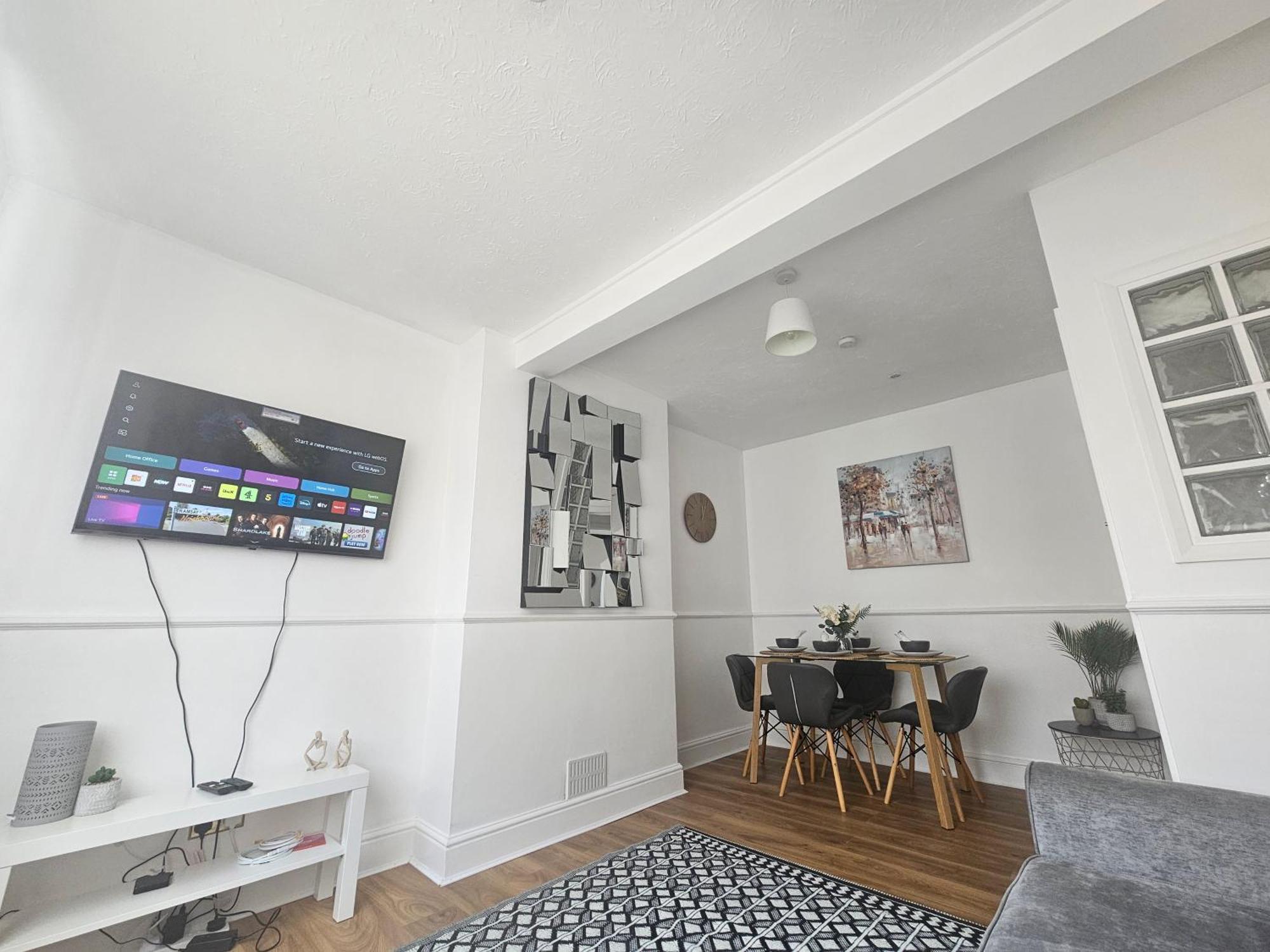St Albans City Stays - Near Luton Airport - St Albans Abbey & City Train Station - Close To London- Harry Potter World - The Odyssey Cinema - Abbey Cathedral- Contractors I Business I Leisure- Sleeps Upto 6 People Bagian luar foto